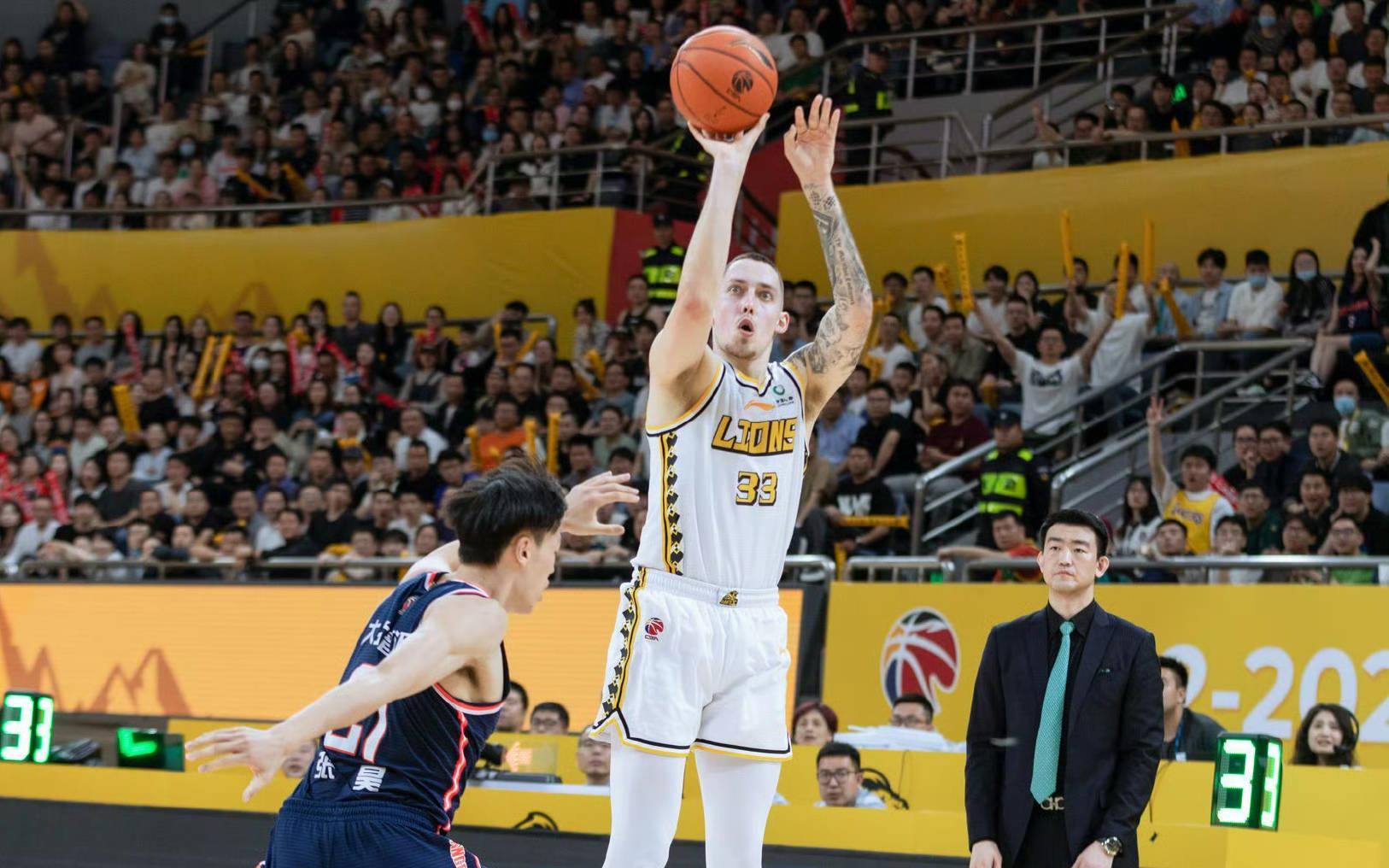 瓯越暴熊队对阵燕赵雪豹队，篮球公开赛惊险晋级，内线统治篮板——锋线火力回暖的简单介绍