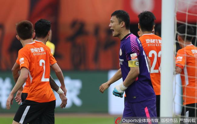 爱游戏官网广州队迎亚洲杯关键赛,训练课后门线救险,媒体盛赞,心理建设被强调的简单介绍